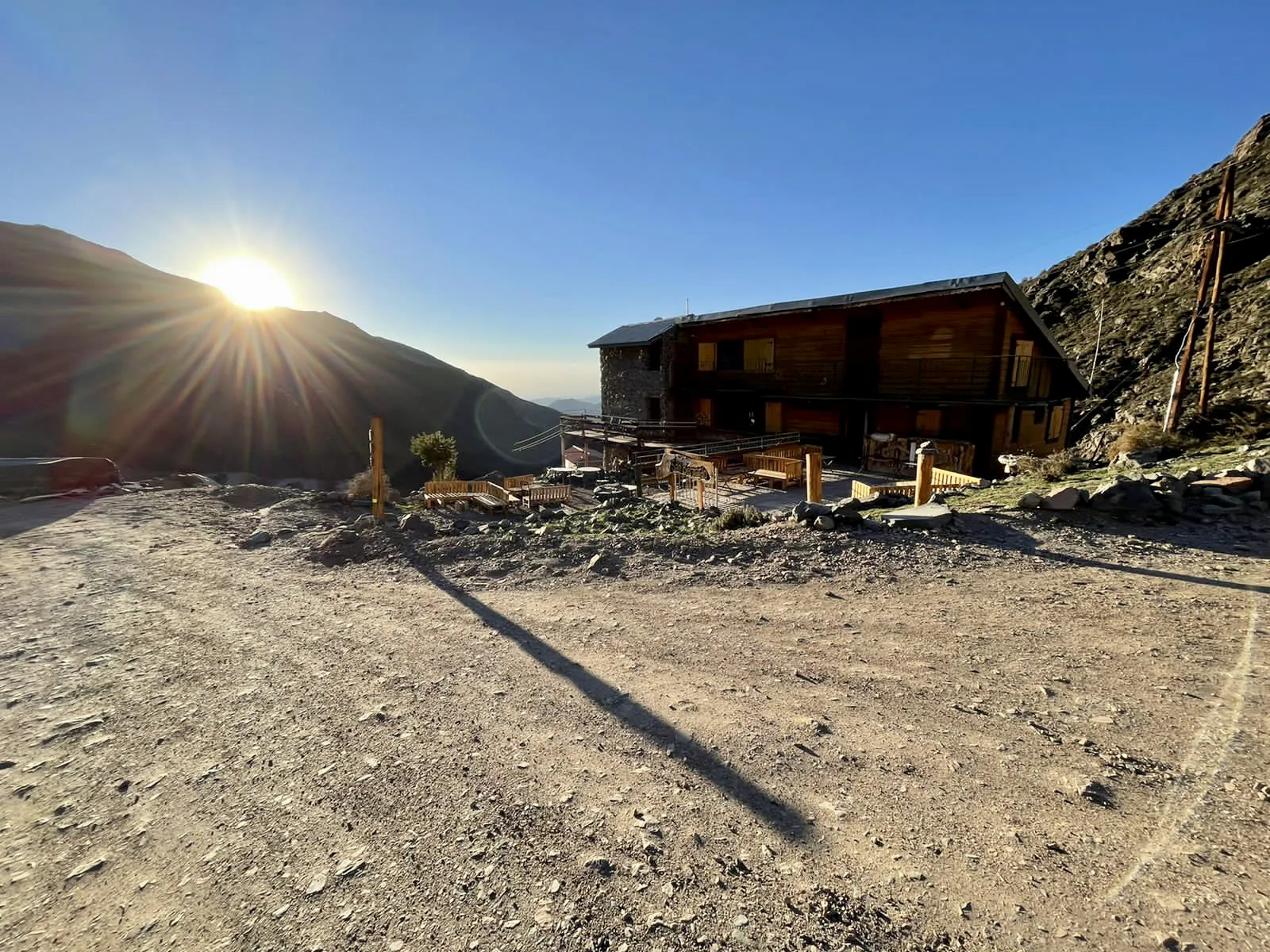 Vista panorámica del Refugio San Bernardo con montañas al atardecer